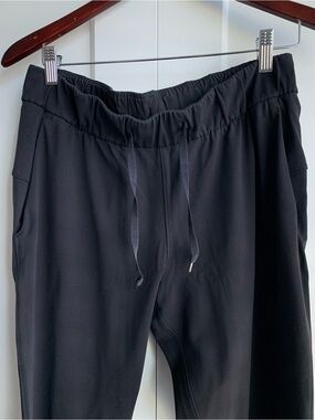 Lululemon Women’s On The Fly BLack Jogger Pants size 8